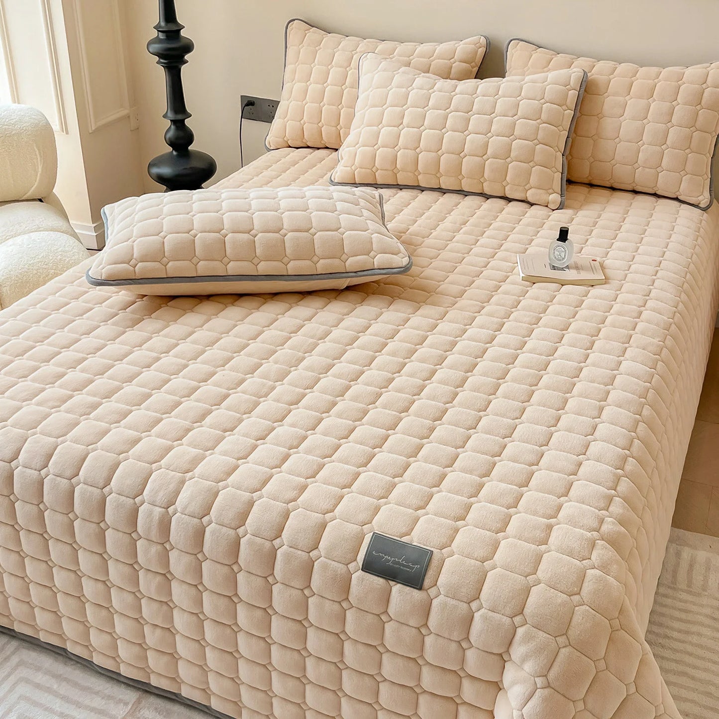 Luxury Velvet Quilt Set King Size Lightweight Velvet Comforter Set Oversized Bedspread Coverlet Quilted Bedding Set 2 Pillowcase