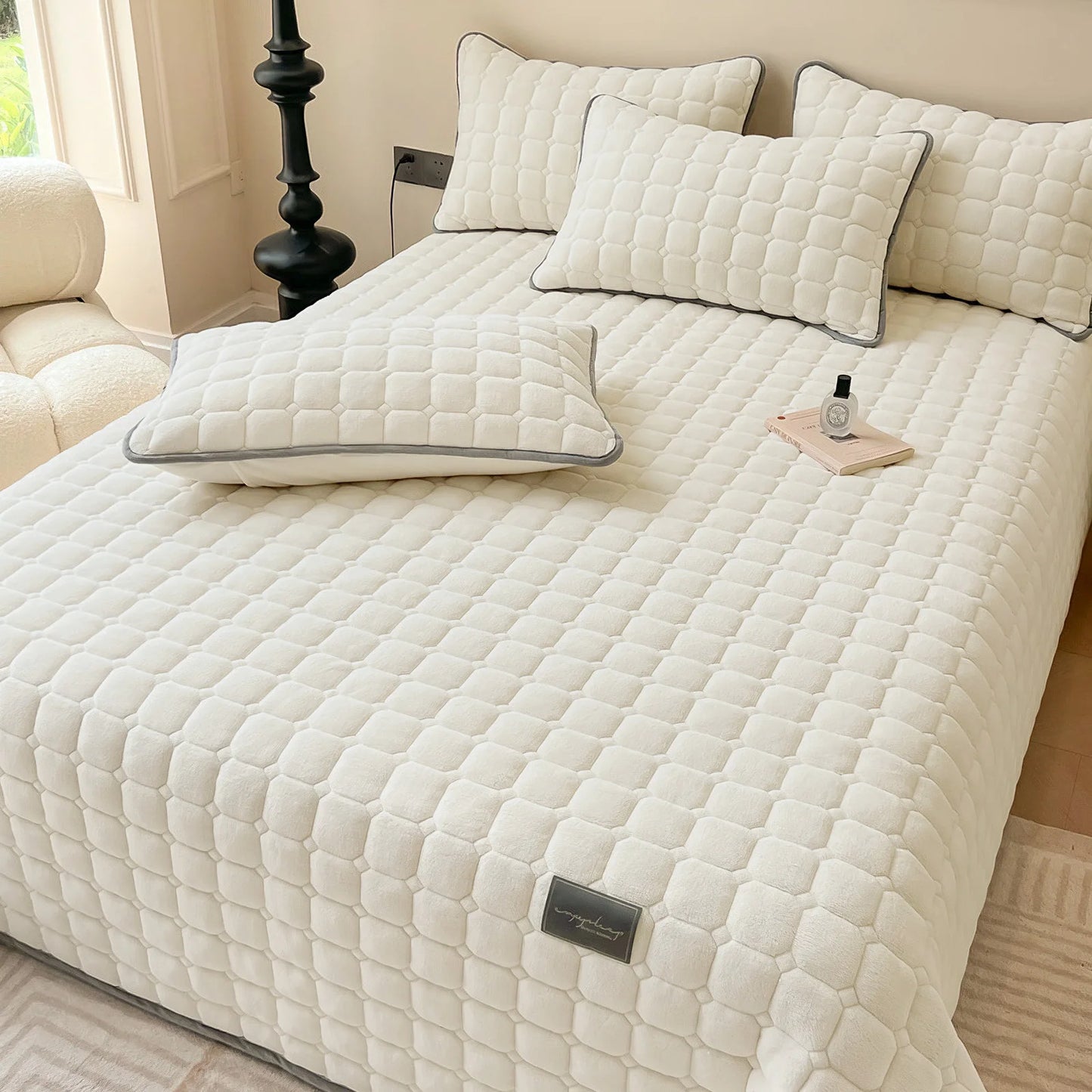 Luxury Velvet Quilt Set King Size Lightweight Velvet Comforter Set Oversized Bedspread Coverlet Quilted Bedding Set 2 Pillowcase